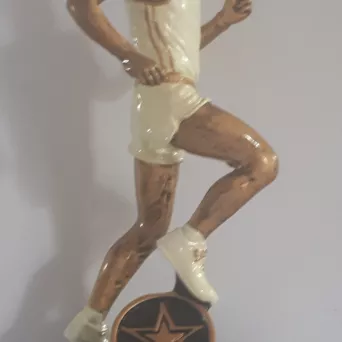 RF0104B Statuetka biegacz h-18 cm